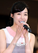 组图：少女时代参加慈善拍卖 筹善款帮单身妈妈