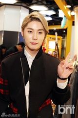 组图：M.pire出席品牌开业 现场挑衣显品味