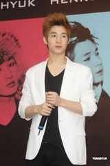 组图：SJ-M台北签唱会 兄弟情深互喂台湾小吃