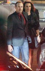 组图：布兰妮低胸装参加妹妹婚礼 面部苍老疲惫