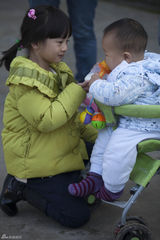 组图：《爸爸》萌娃当家照顾宝宝 kimi意外落水