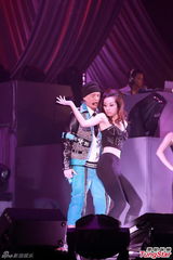 组图：侧田香港开唱 杨千嬅助阵追忆哥哥