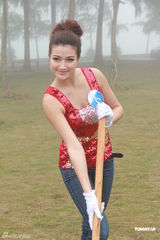 组图：亚姐植树俯身泄春光 争吃木瓜盼身材有料