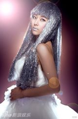 幻灯图：宁丹琳写真大玩空灵 想做微光下的幸福女人