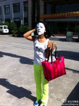 组图：吉克隽逸微博晒性感时尚生活照