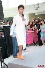 组图：黄宗泽当老板卖生蚝 自曝投资7位数