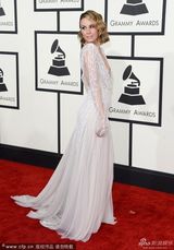 组图：女主持Keltie Knight白色拖地裙抢镜