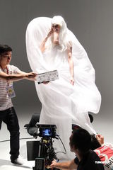组图：张钧宁全身雪白演绎“空灵仙子”