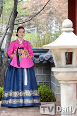 组图：金泰熙改妖妇形象展优雅 与刘亚仁秀恩爱