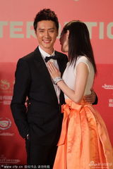 组图：冯绍峰倪妮情侣档现身 羞涩接吻