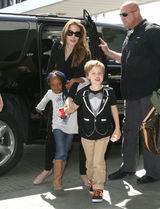 高清图：朱莉带女儿现身机场 希洛男生装扮可爱