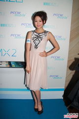 组图：岑丽香不介意零奖项 黄婉曼性感示人无惧低温