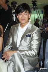 组图：陈晓东驾豪车出席发布会 熊黛林穿白色婚纱