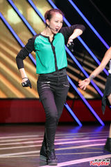 组图：李玟扭腰摆臀性感开唱冷落老公