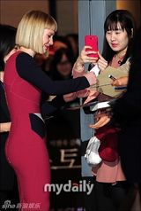 组图：影片《斯托克》首映 宋仲基金秀贤等支持