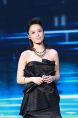 组图：陈思思开唱人气火爆 曾志伟主持twins任嘉宾