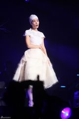 组图：王菲白色浴巾装亮相造型独特 赵薇看台助阵