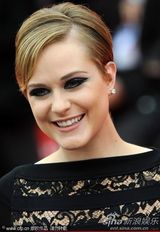 组图：《欲海情魔》首映 温丝莱特裙装贴身玲珑有致