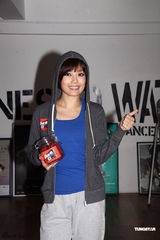 组图：容祖儿为节目彩排兴致高