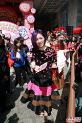 组图：杨千嬅亮相贺岁活动 桃花服饰优雅喜庆