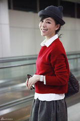 组图：张静初复古学院风现身 猫耳帽清新乖萌