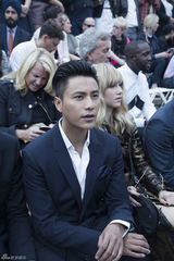 组图：陈坤出席伦敦时装周 赞设计师有童心