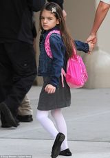 组图：小苏瑞上学途中煲电话粥 开心与男同学约会