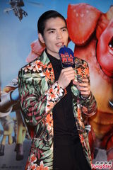 组图：萧敬腾亮相首映会 花西装惹眼抢镜