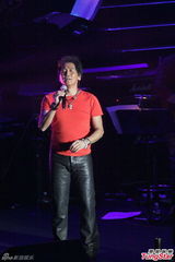 组图：齐秦澳门开唱庆端午 辛晓琪黄裙助阵