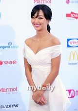 组图：神话李孝利等亮相20代选择颁奖礼蓝地毯