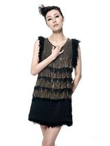 幻灯图：李嘉欣身穿黑色小洋装凸显线条美