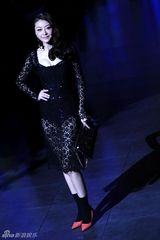 组图：斯嘉丽-约翰逊亮相秀场 熊黛林同场斗艳