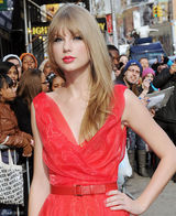 高清图：年度女人音乐奖泰勒-斯威夫特红裙美艳