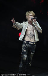 组图：金在中南京火热开唱 赤裸上身大方秀纹身