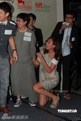 组图：《桃姐》举行庆功宴 众主创到场庆祝