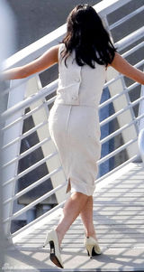 组图：林赛-罗韩豹纹比基尼现身片场