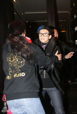 幻灯图集：章子怡代言巨幅海报被人泼墨