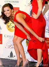 组图：伊娃蜡像揭幕以假乱真 亲自掀裙验真身