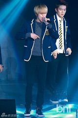 组图：TEENTOP粉丝见面会 卖萌扮女装引爆笑