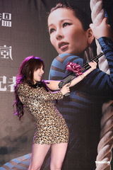 组图：温岚着豹纹裙庆功 有意拍孕时写真