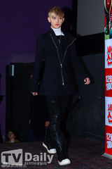 组图：EXO等助阵《圣诞老人》鹿晗笑出双下巴