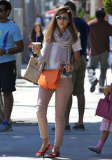 高清组图：辣妈杰西卡-阿尔芭带大女儿奥诺逛街