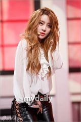 组图：雪莉灿烈主持MCD 金贤重扯衣秀人鱼线