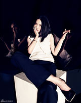 组图：宋佳登封面演绎极简主义 释放文艺气息