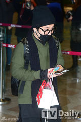 组图：韩团BlockB休闲装亮相机场赴日参加演出