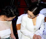 组图：李小璐俯身泄春光 秀巨钻脖子现红斑