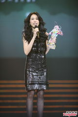 组图：李宇春榜中榜揽3奖 蔡依林险走光