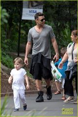 组图：瑞奇马丁携爱子亮相 壮硕身材父爱爆棚