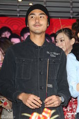 组图：阮经天携百位模特大团拜 林志玲隋棠等缺席