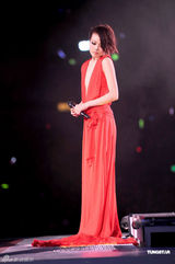 组图：容祖儿香港红馆开唱 与舞伴亲密不尴尬